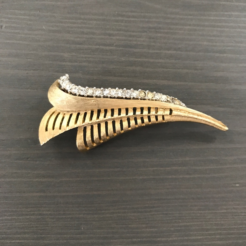Vintage Gold Tone Rhinestone Textured Brooch